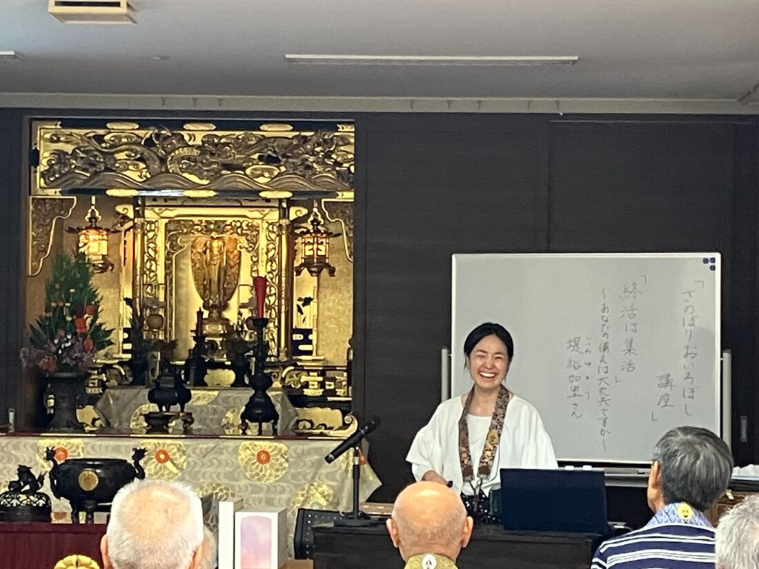 寺院で開催された終活セミナーで講演する代表 堤