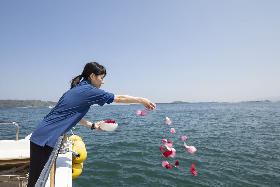 海へ花びらを手向ける散骨セレモニーの様子
