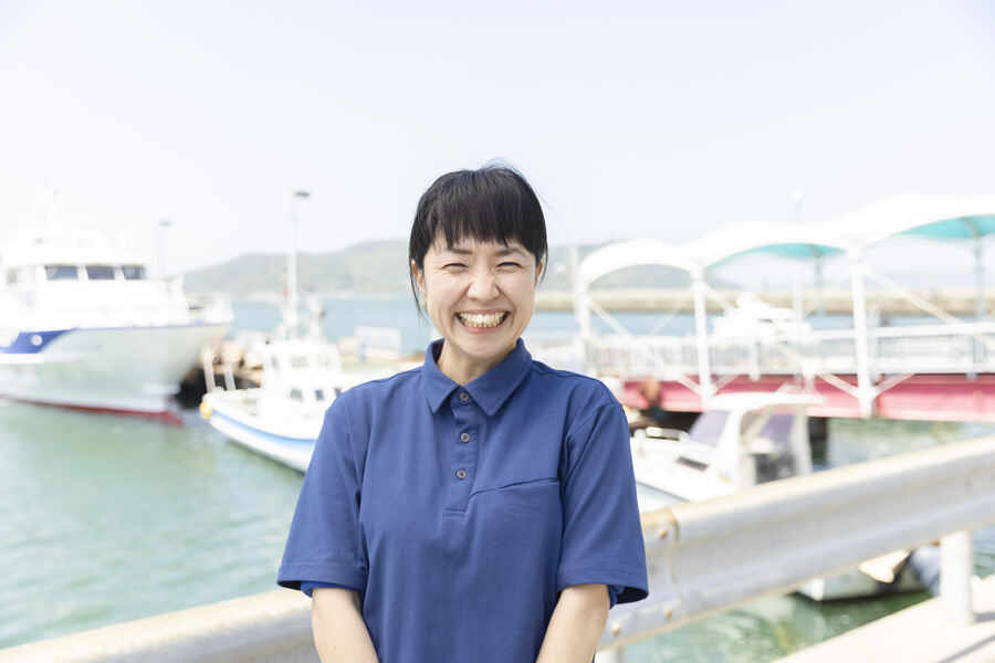 福岡の港で笑顔で迎えるスタッフ