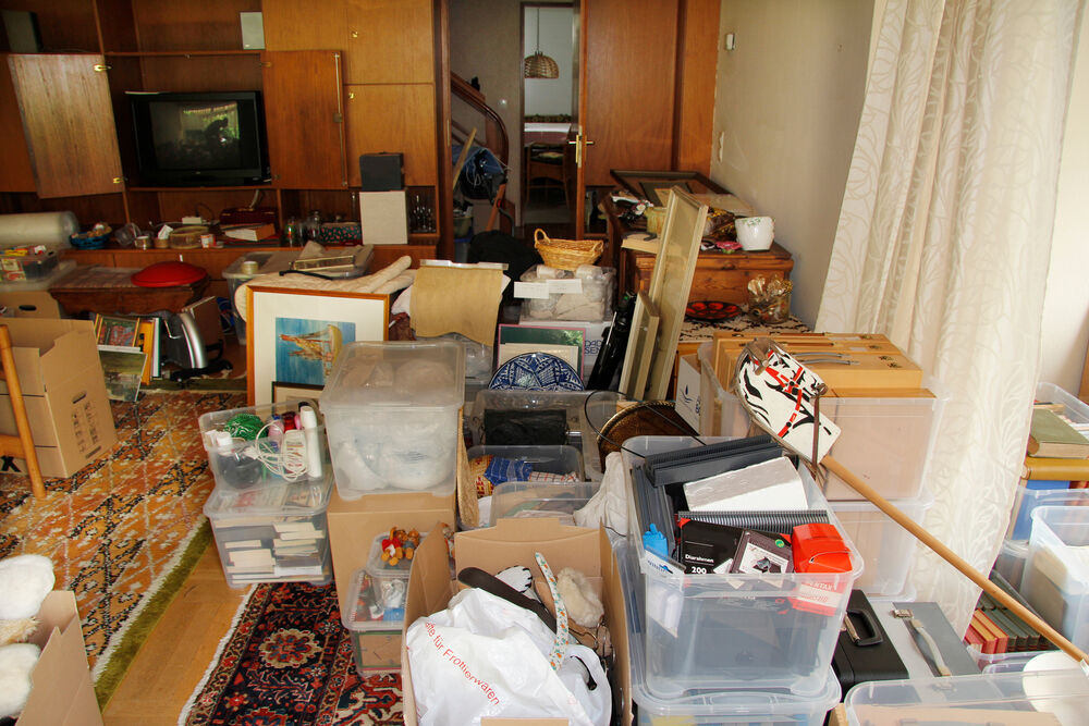 現地査定でお部屋の家財を確認する様子