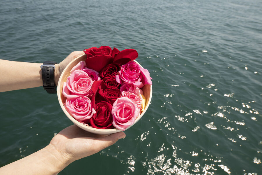 海へ手向ける花びらを納めた器