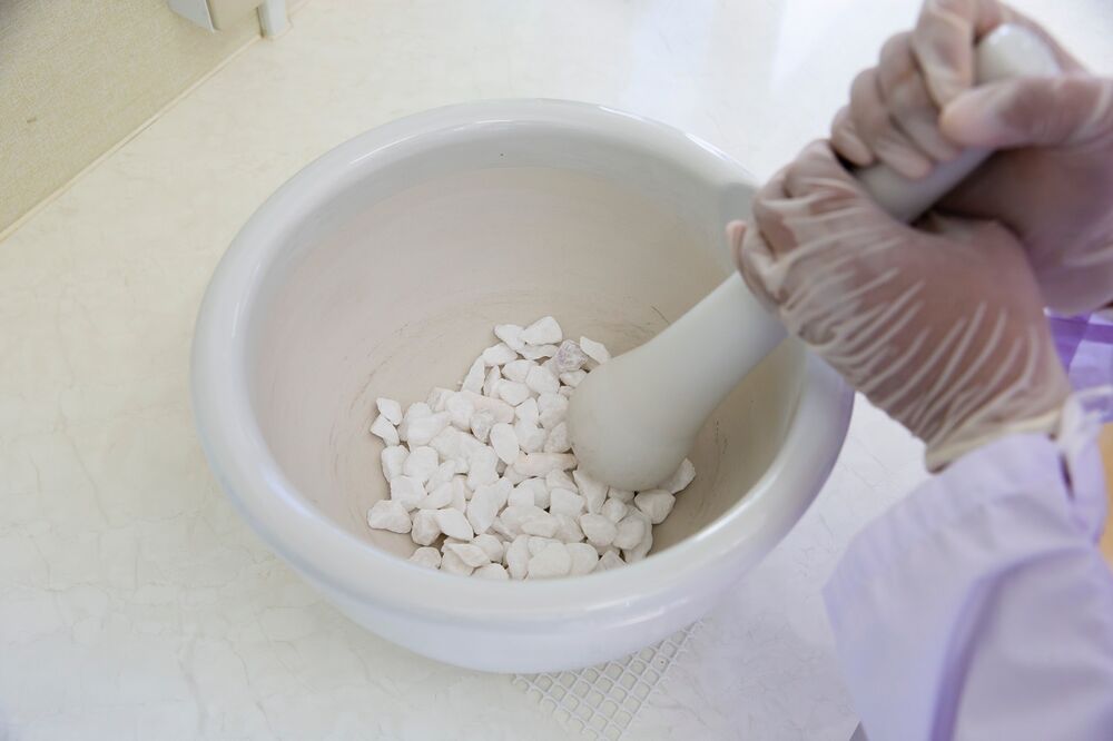 乳鉢と乳棒で丁寧に行う手作業の粉骨