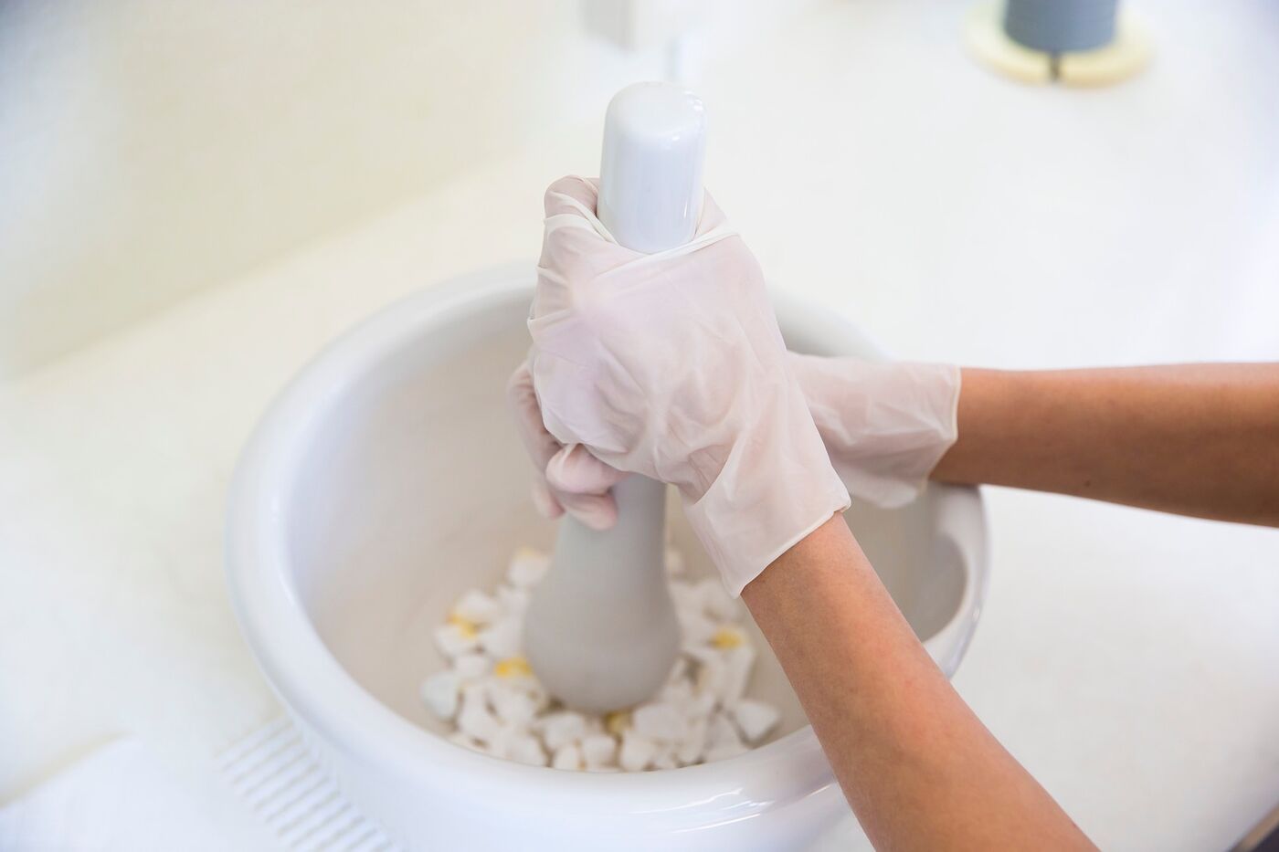乳鉢と乳棒を使い、両手で丁寧にご遺骨を粉骨する様子